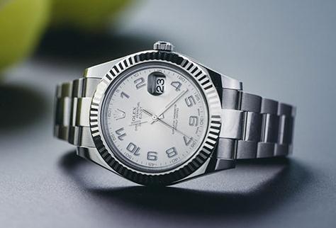 The male fake watch has silvery dial.
